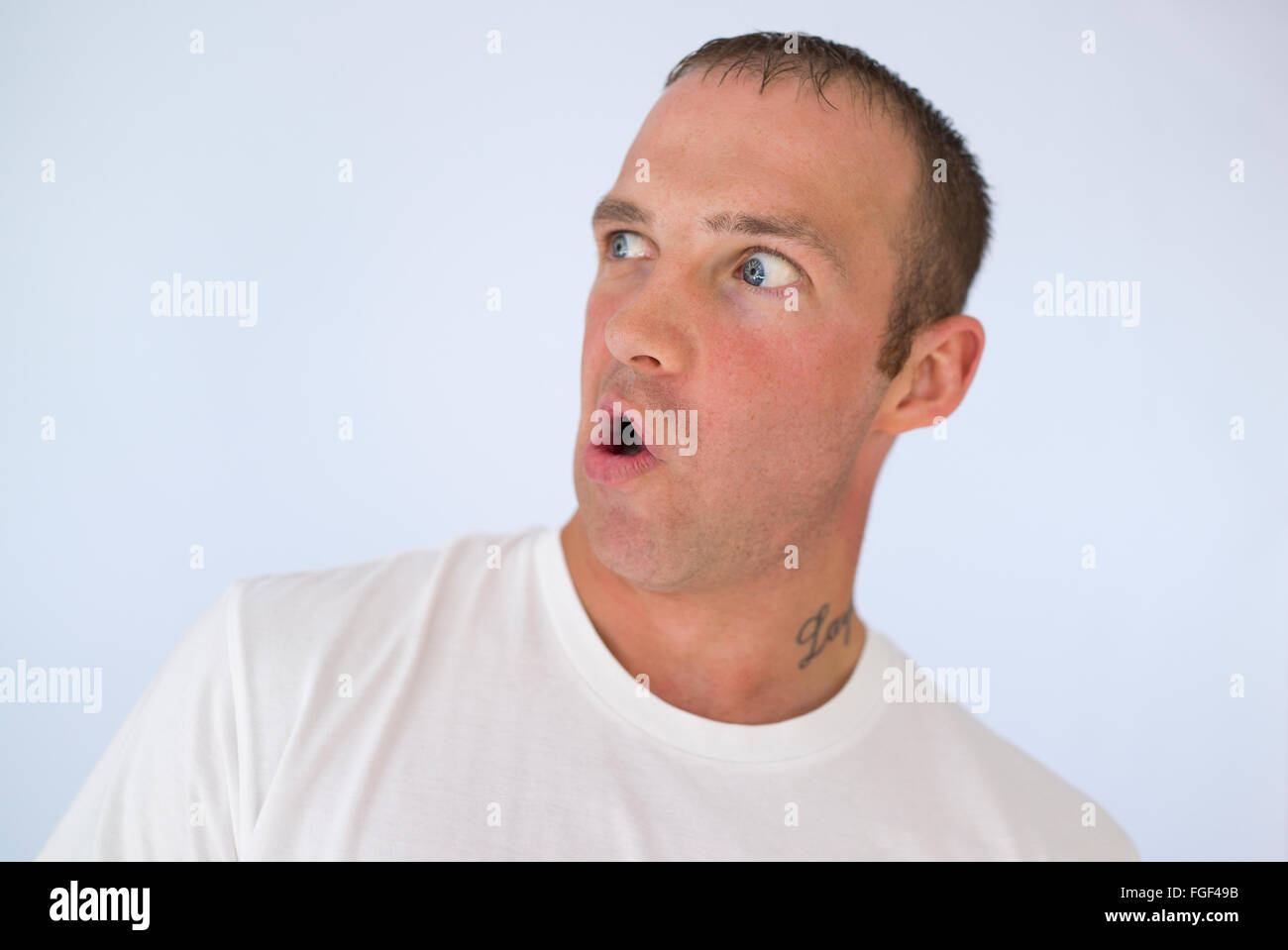Retrato de un hombre gritando en un burdo exagerada manera Foto de stock