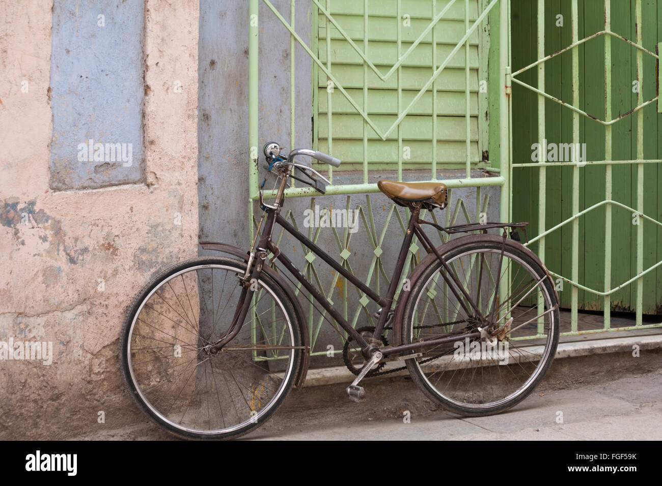 La vida cotidiana en Cuba - bicicleta bicicleta verde adosada hierro  forjado rejas metálicas en La Habana, Cuba, Las Antillas, el Caribe,  América Central Fotografía de stock - Alamy