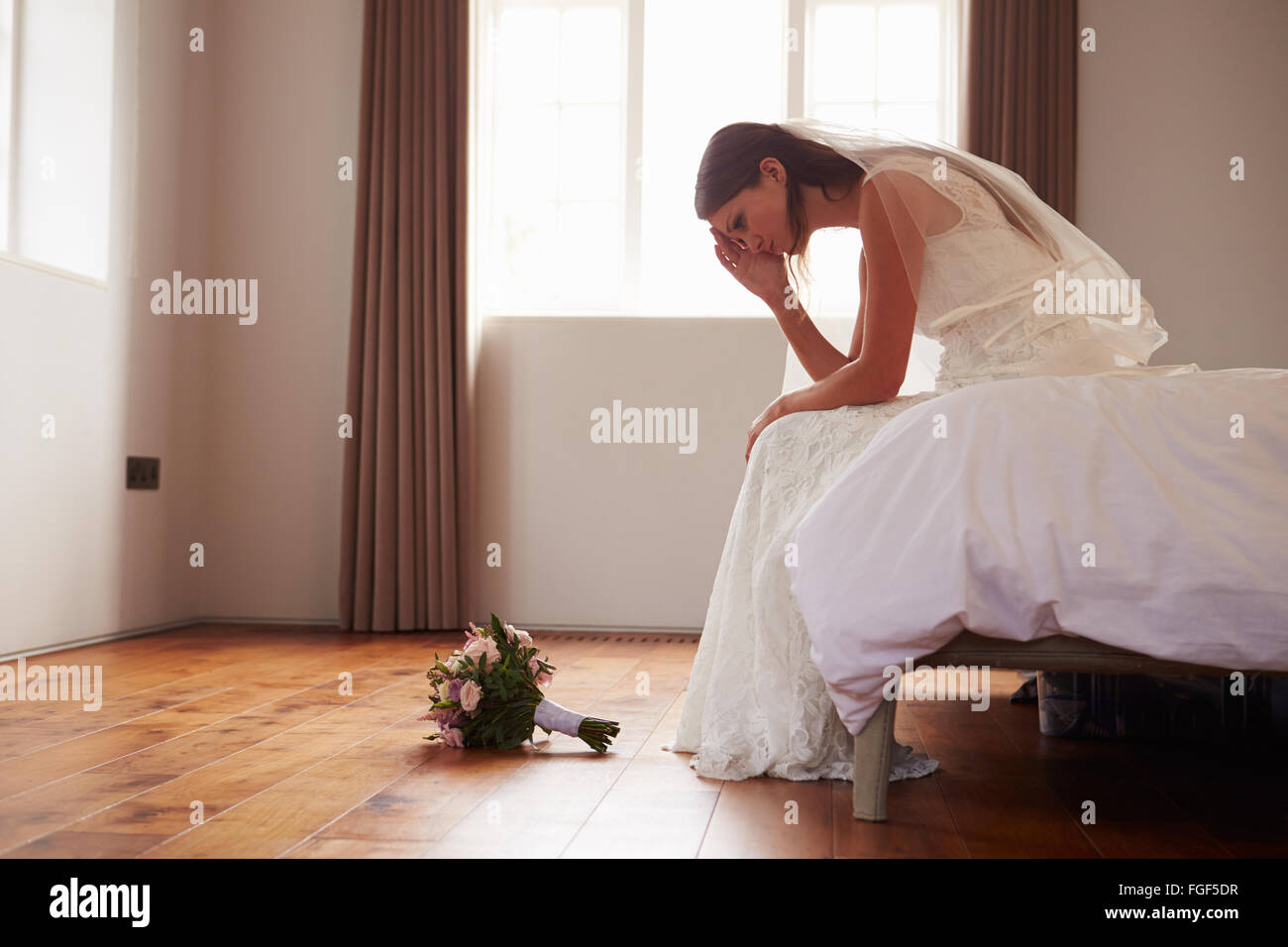 Novia en el Dormitorio teniendo dudas antes de la Boda: Foto de stock