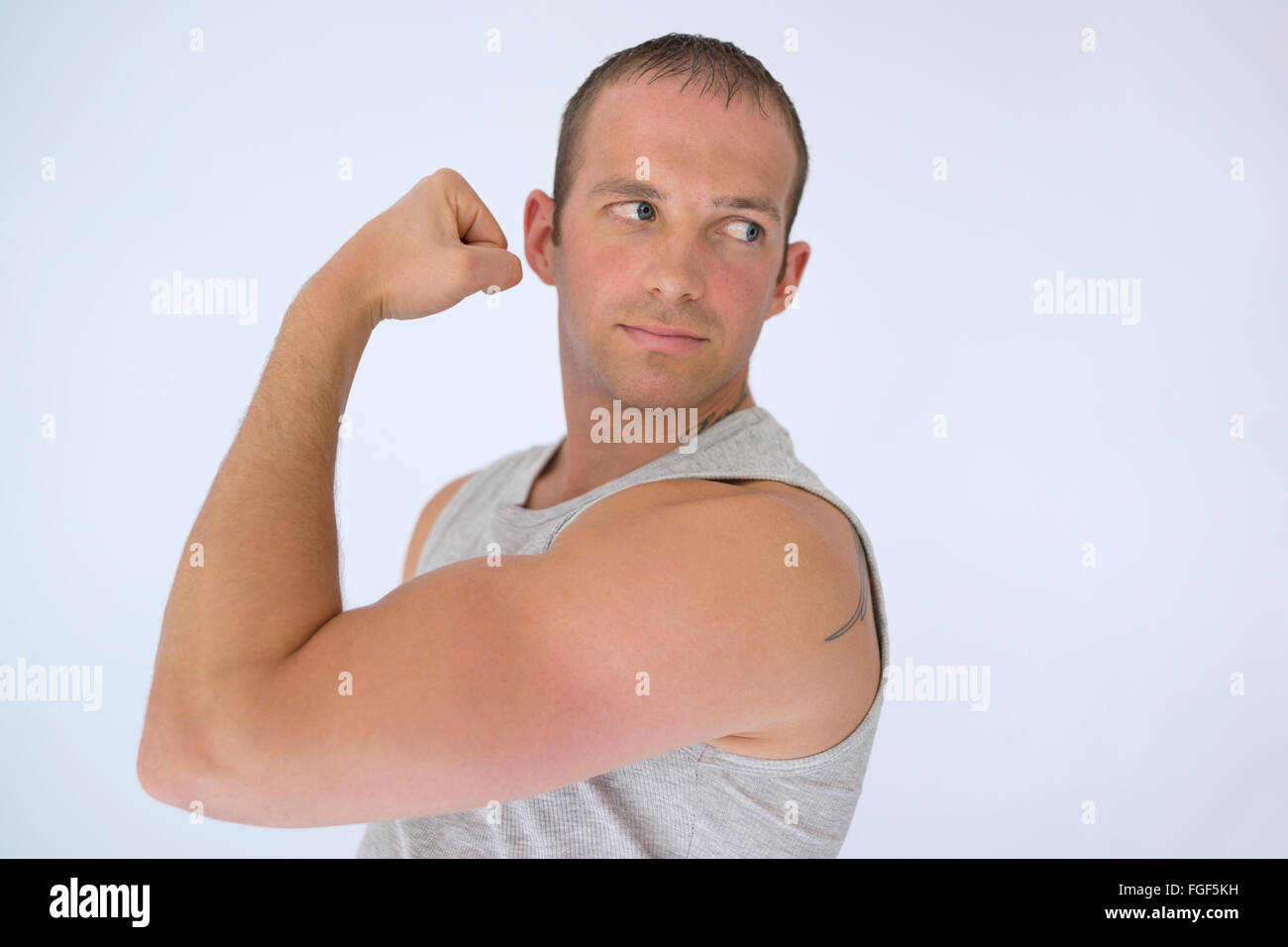Retrato de un hombre flexionando sus bíceps Foto de stock
