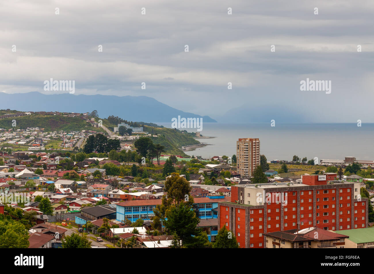 Vista panorámica de la costa de Puerto Montt, Chile en tiempo nublado  Fotografía de stock - Alamy