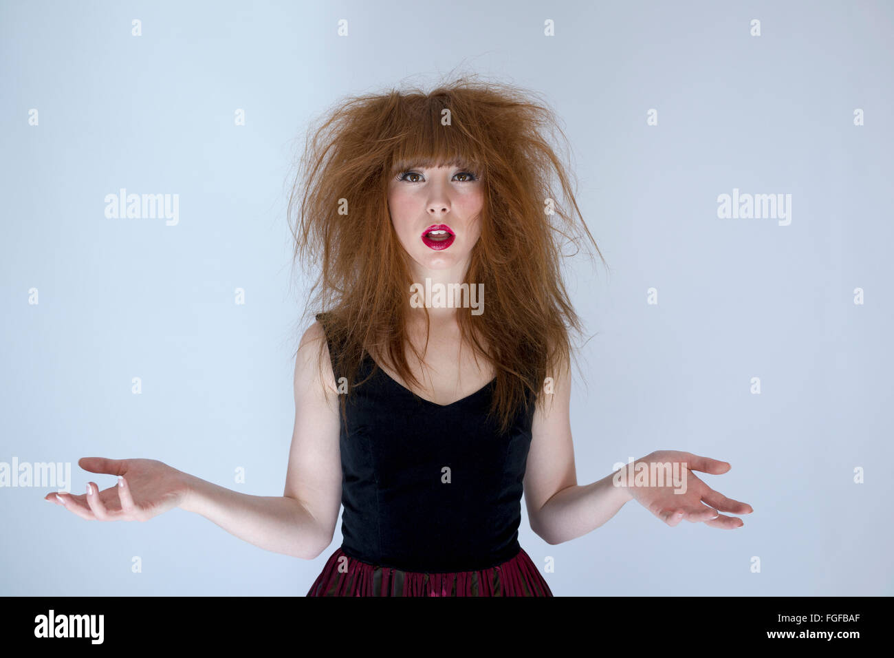 Mujer con marañas de largo pelo marrón con una expresión de confusión y asombro Foto de stock
