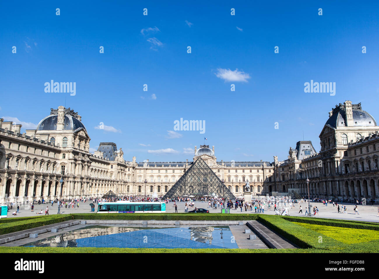 Vista elevada del Museo del Louvre, París Foto de stock