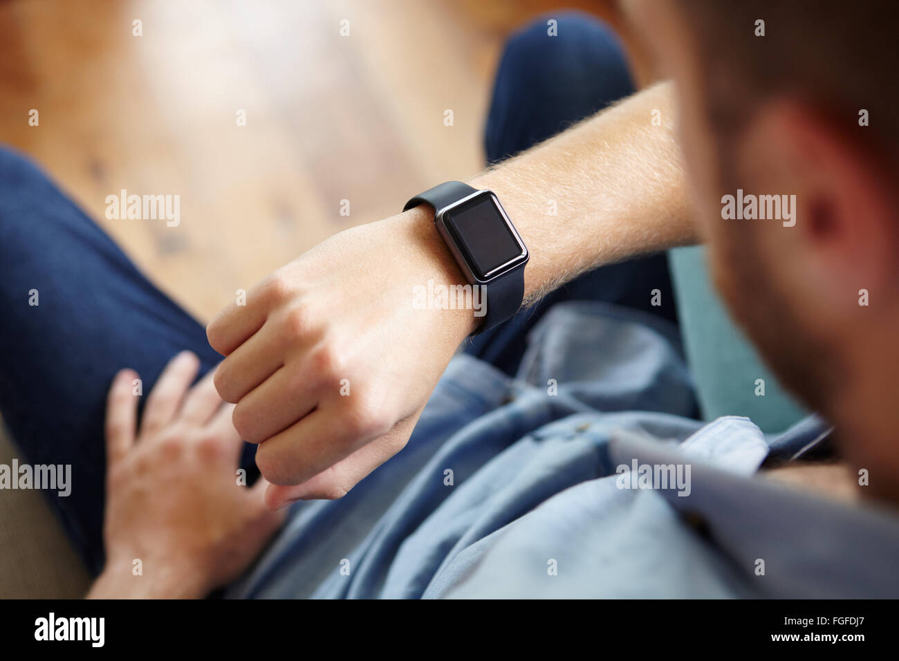 Punto de vista foto de hombre vestido con Smart Watch Foto de stock