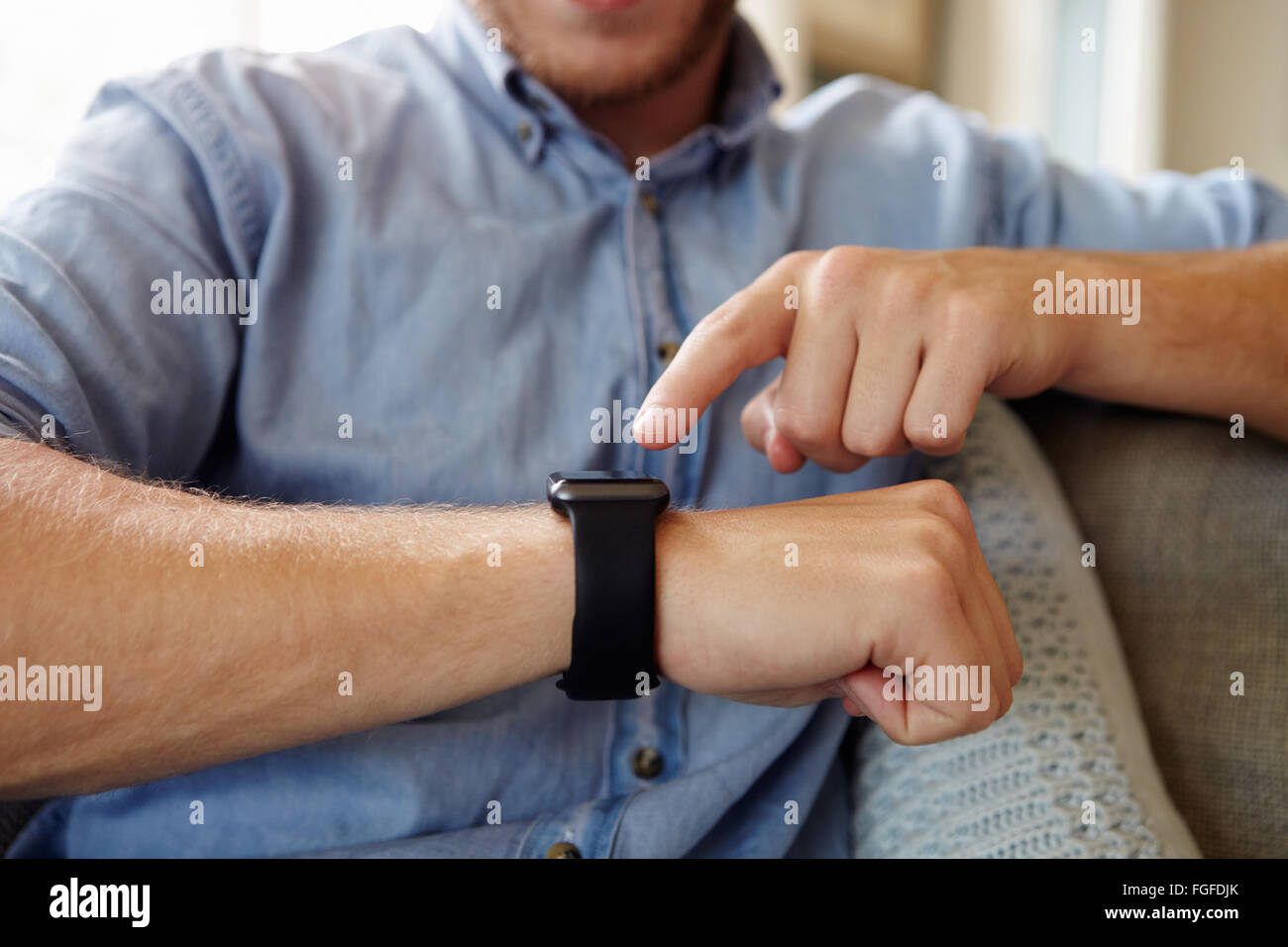 Primer plano de un hombre vestido con Smart Watch Foto de stock