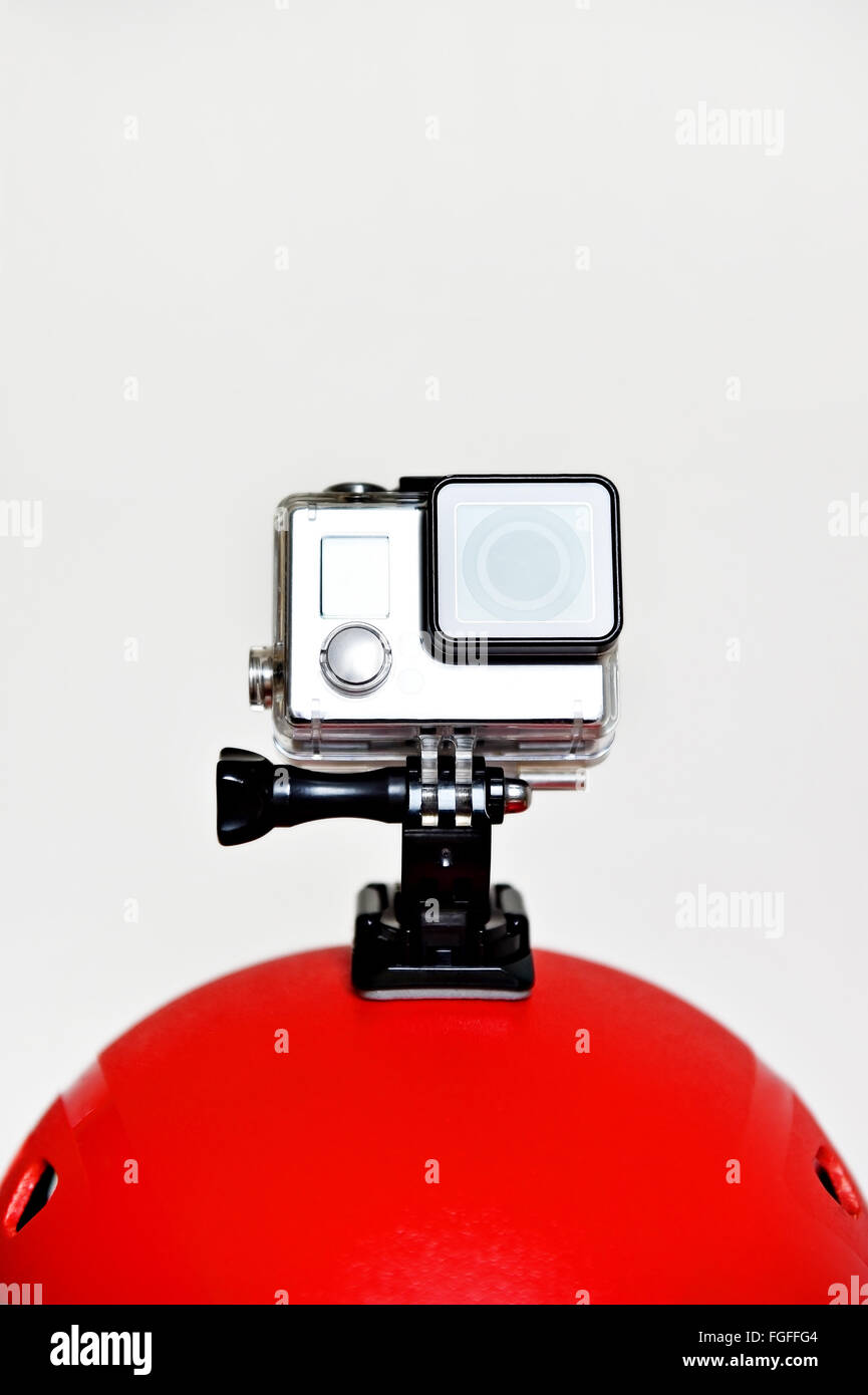 Detalle de acción filmada con cámara montada en un casco deportivo rojo Foto de stock