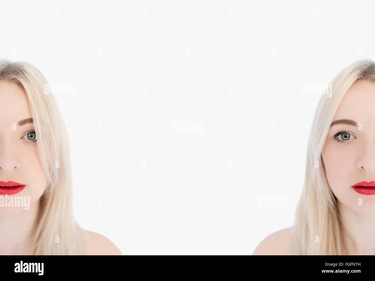 Retrato de dos gemelas idénticas a las mujeres con el cabello rubio y expresiones graves Foto de stock