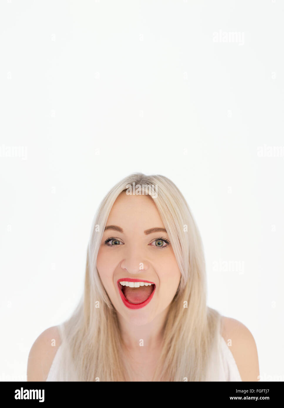 Retrato de una mujer con largo cabello rubio riendo Foto de stock