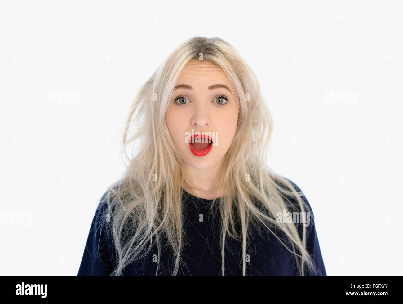 Retrato de una mujer con largo cabello rubio con una expresión de shock y sorpresa Foto de stock