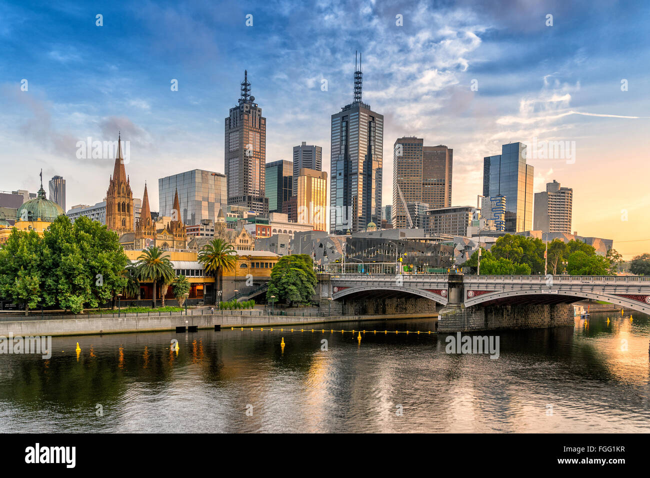 Salga del sol sobre el horizonte del centro de Melbourne, el puente Princess y el río Yarra Foto de stock