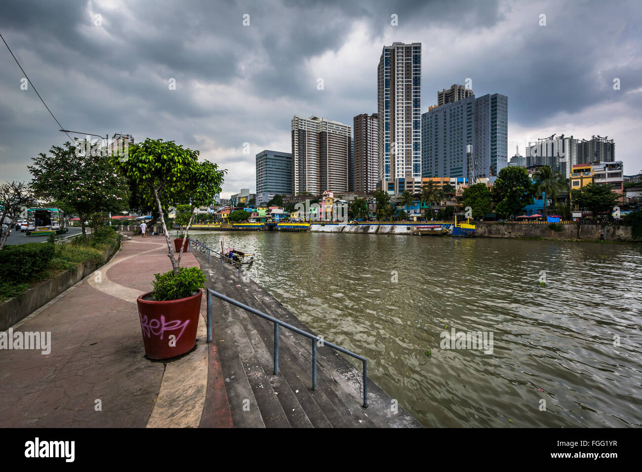 Edificios en Mandaluyong y el río Pasig, en Makati, Metro Manila, Filipinas. Foto de stock