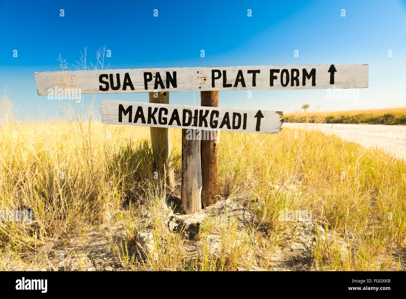 Makgadikgadi Pan firmar en Botswana, África apuntando a las enormes salinas de Makgadikgadi Pan Foto de stock