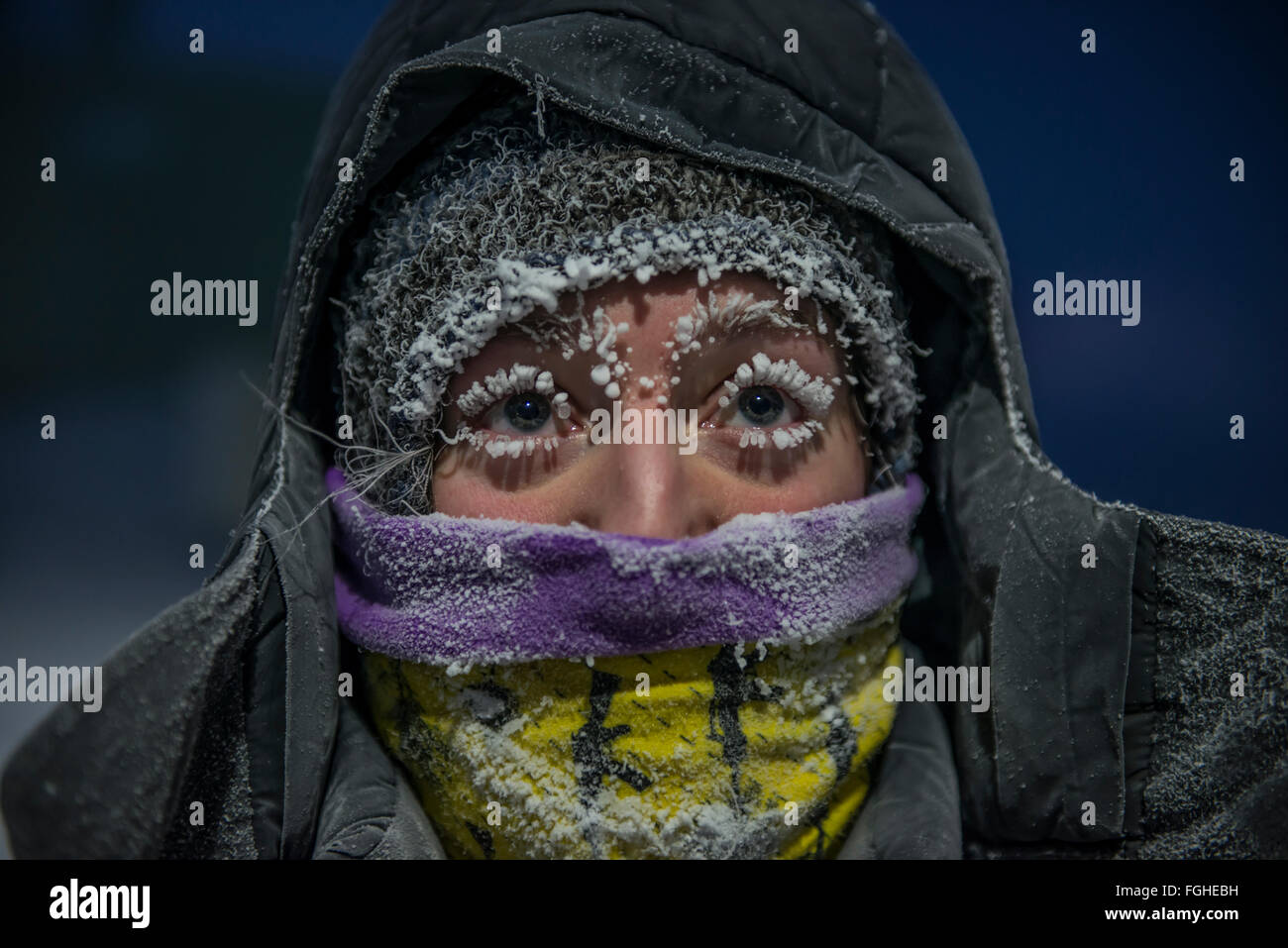 Una mujer en la Antártida en invierno. Foto de stock