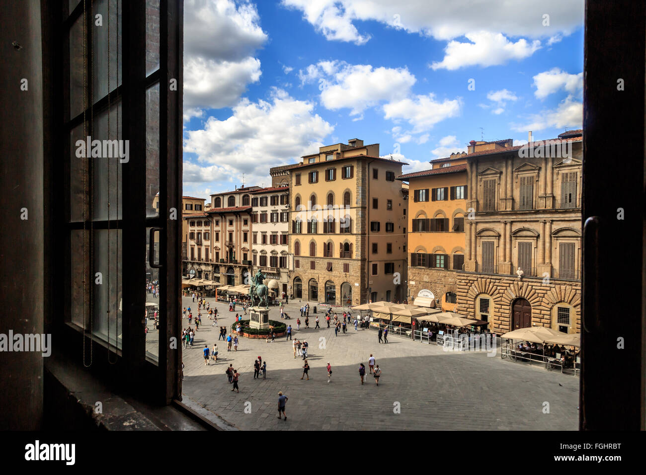 Florencia, Italia - 22 de septiembre de 2015 : vista de la Piazza Della Signoria de Florencia, con la gente y esculturas alrededor. Foto de stock