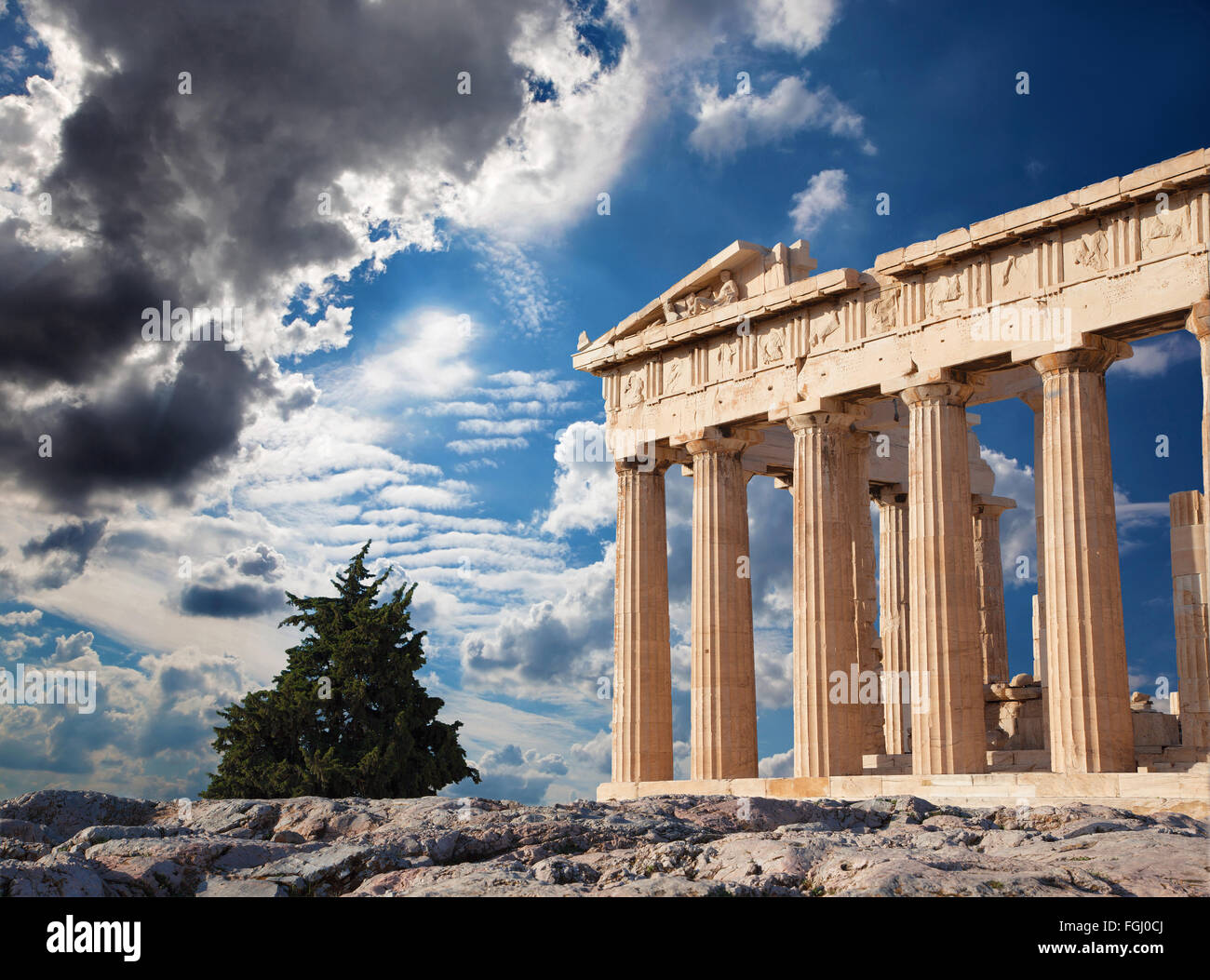 - La Acrópolis de Atenas y hermoso cloudscape Foto de stock