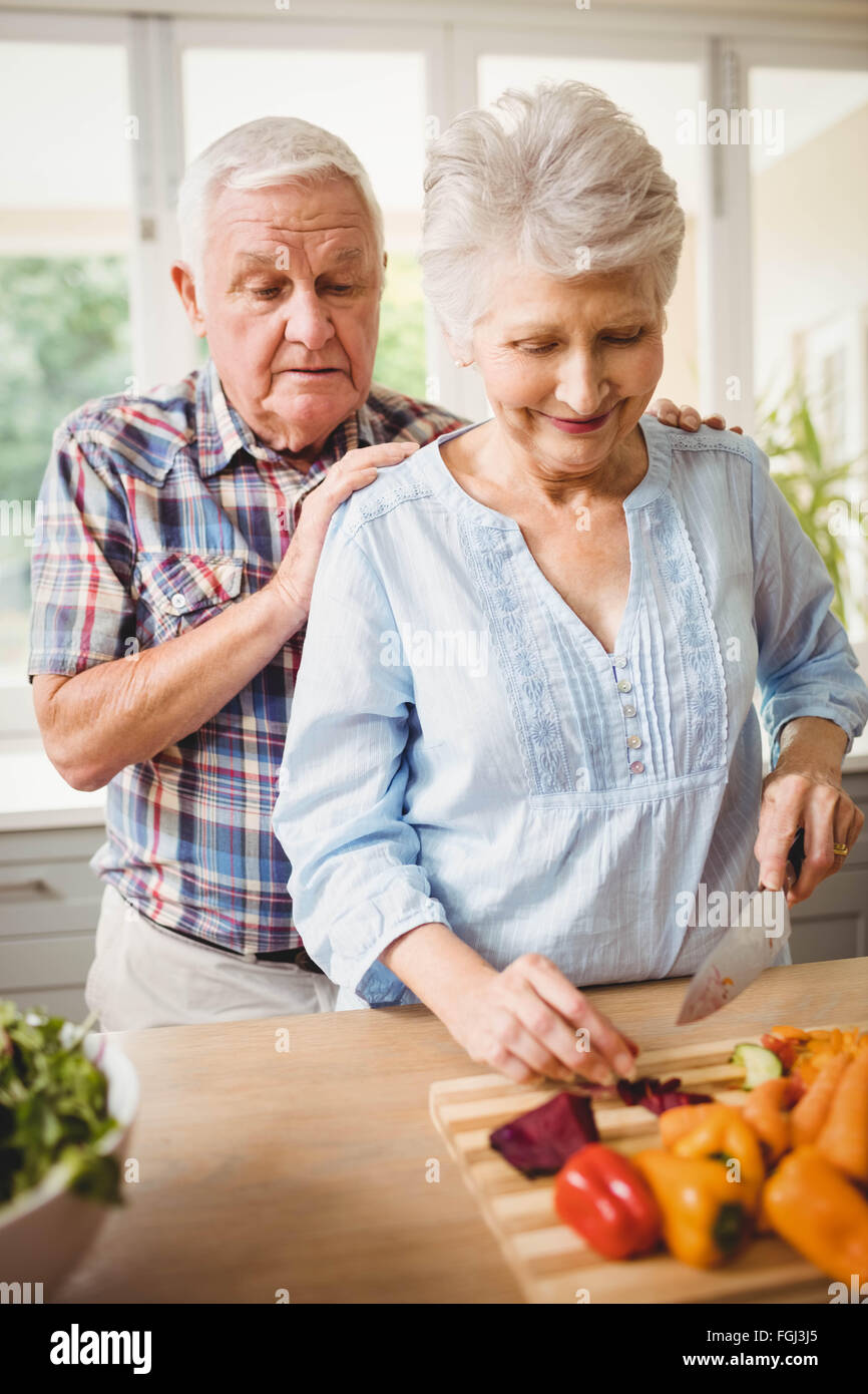 Las parejas ancianas picar las verduras Foto de stock