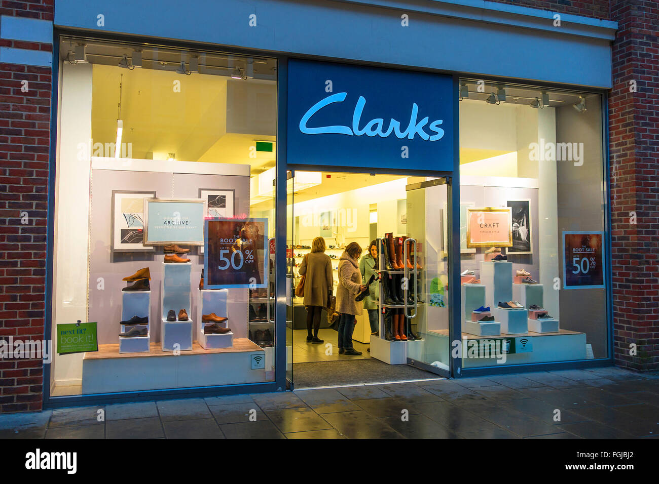 Tienda De Zapatos Clarks Tienda En High Street, Southend On Sea, Essex, Reino Unido, Con Carteles De Vende" En Ventana De La El 50% De La A Mitad