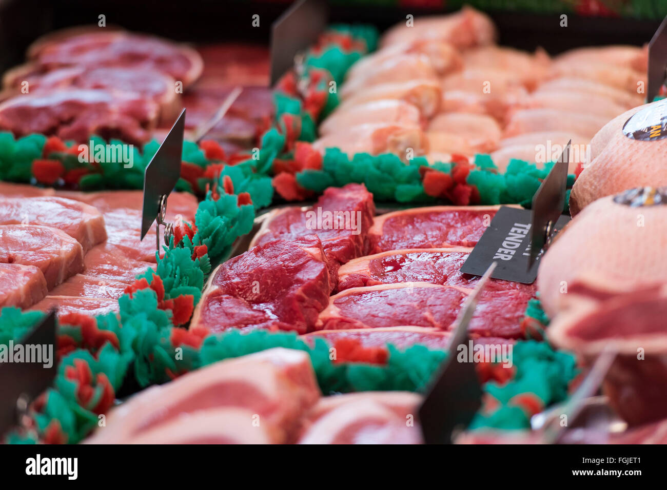 La carne roja en la pantalla de la ventana de una carnicería. Foto de stock