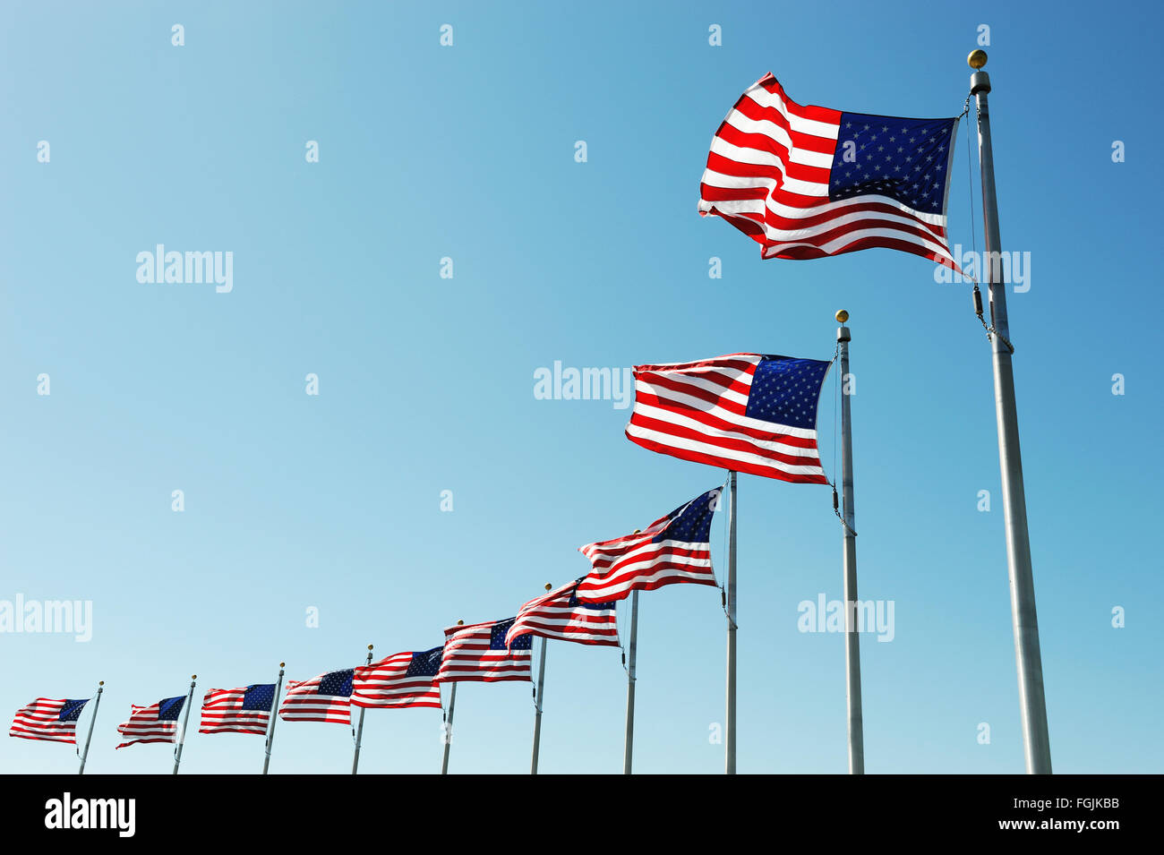 Banderas en una fila fotografías e imágenes de alta resolución - Alamy