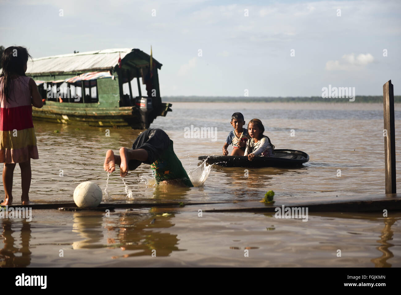 Perú. 13 Feb, 2016. Los niños peruanos jugando después de la lluvia en el Río Amazonas. © Maria Izaurralde/Zuma alambre/Alamy Live News Foto de stock