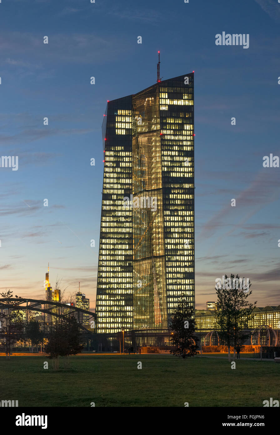 Banco Central Europeo, al anochecer, hora azul, Hafenpark, Frankfurt, Hesse, Alemania Foto de stock