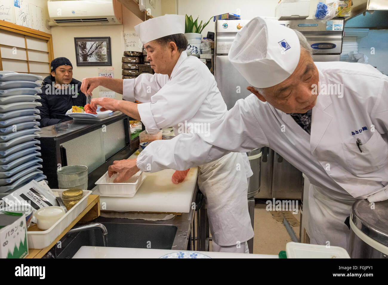 Los chefs preparan una comida un sushi-bar en Kesennuma, Japón. El restaurante original fue destruida durante el terremoto de 2011, el tsunami. Foto de stock
