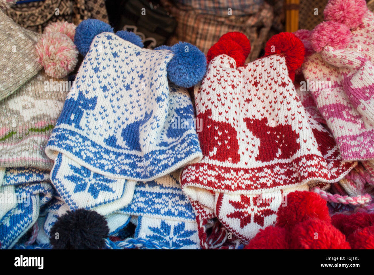 Tradicionales tejidas a mano artículos para la venta en la calle Müürivahe, Tallin, Estonia Foto de stock