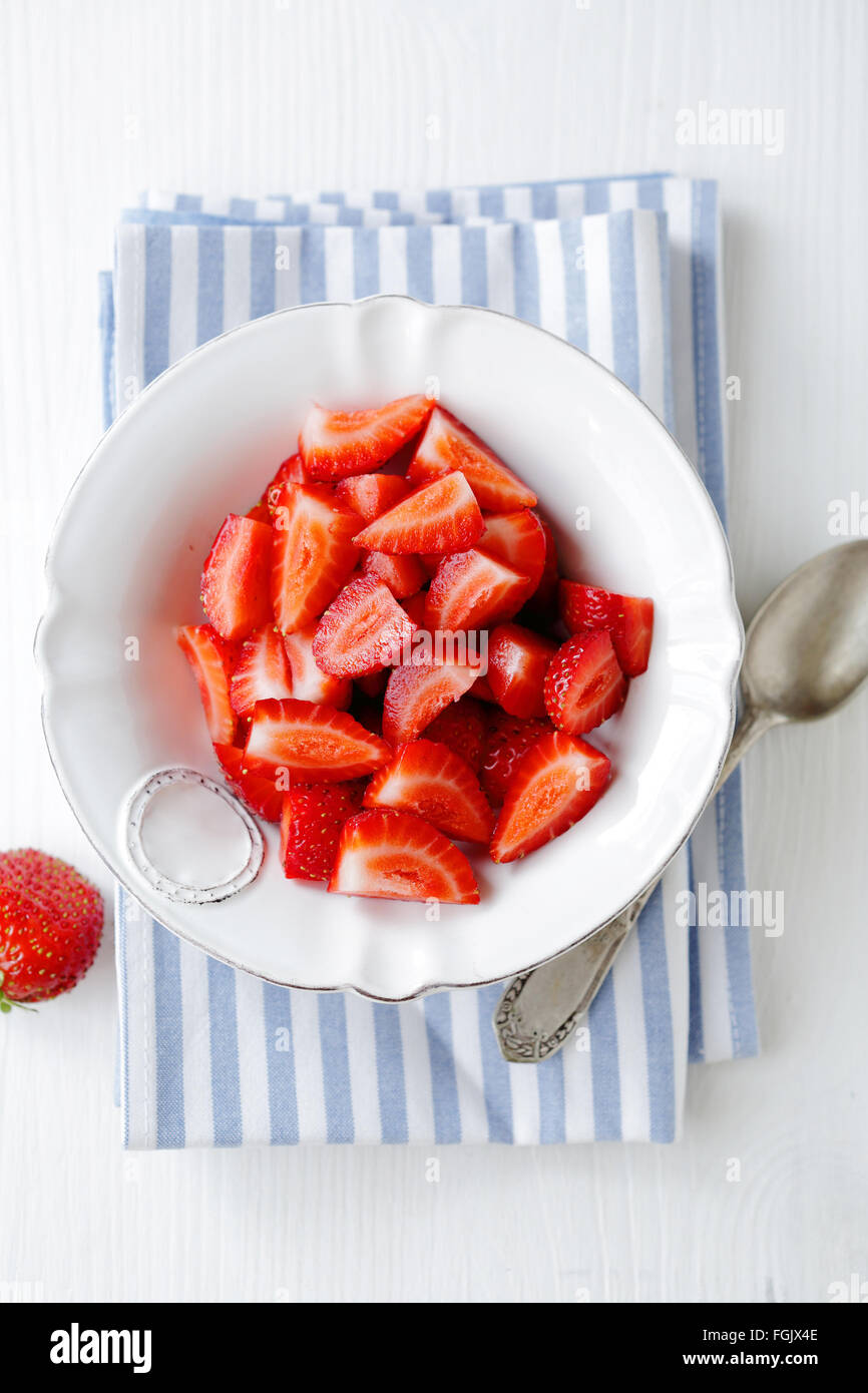 La fresa madura en un tazón pequeño, alimentos vista superior Foto de stock
