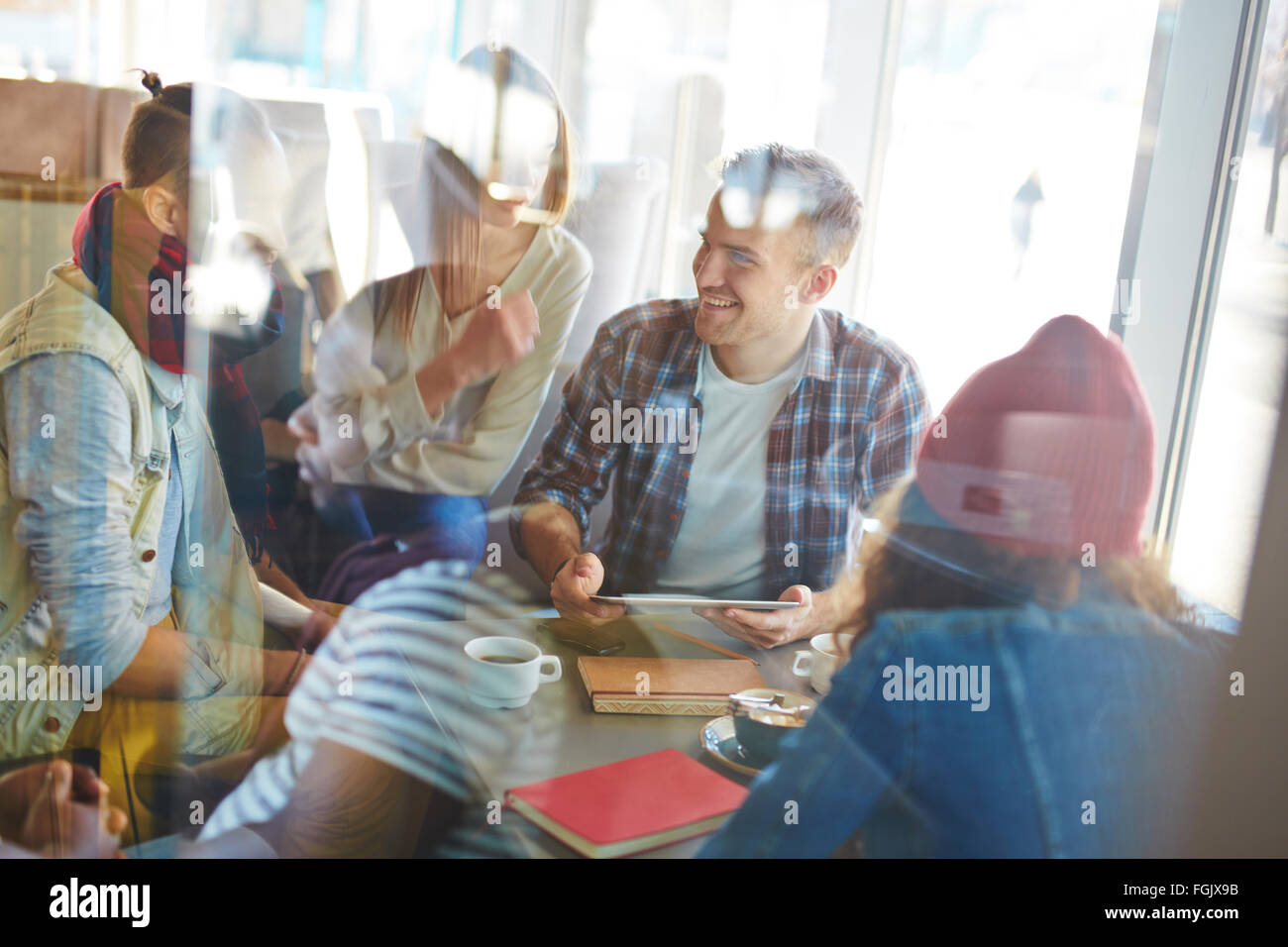 Los adolescentes agradable pasar el tiempo libre en la cafetería Foto de stock