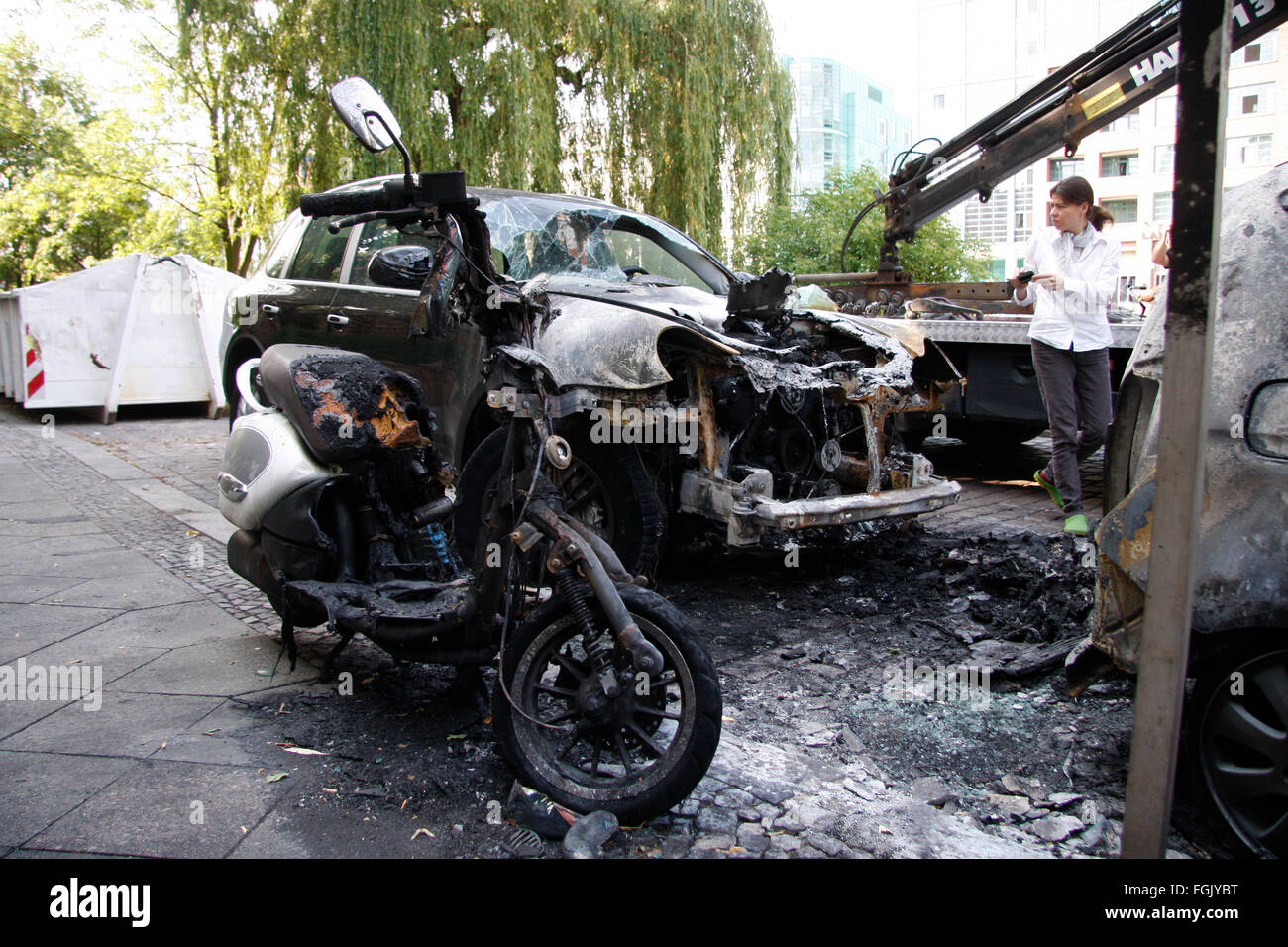 "Abgefackelte" Autos: mehrere Fahrzeuge, darunter ein Porsche Cayenne, wurden durch einen weiteren Brandanschlag aam Holsteiner Foto de stock