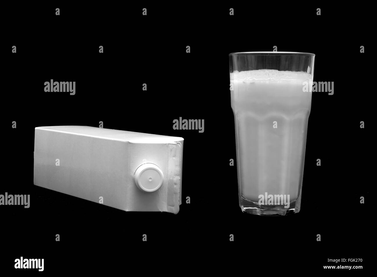 Blanco Blanco Caja De Leche Y Un Vaso De Leche Sobre Fondo Negro Fotografía De Stock Alamy 6783