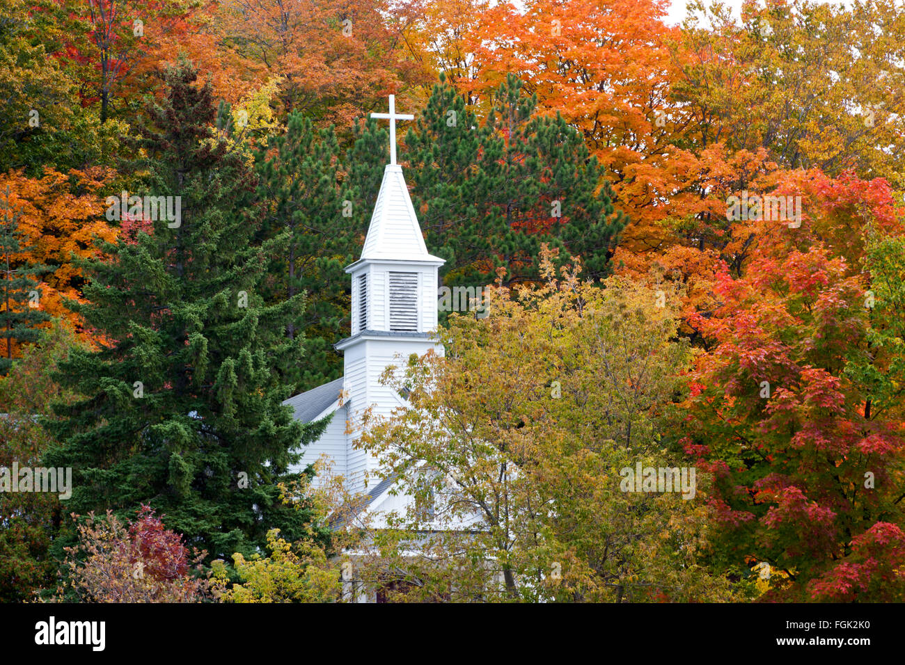 Campanario rodeado por colores de otoño - Ciudad de arce de Michigan Foto de stock