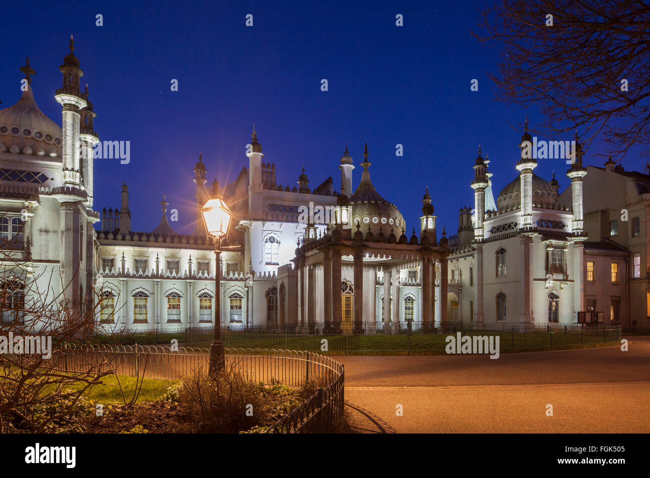Noche en el Royal Pavilion, Brighton, East Sussex, Inglaterra. Foto de stock