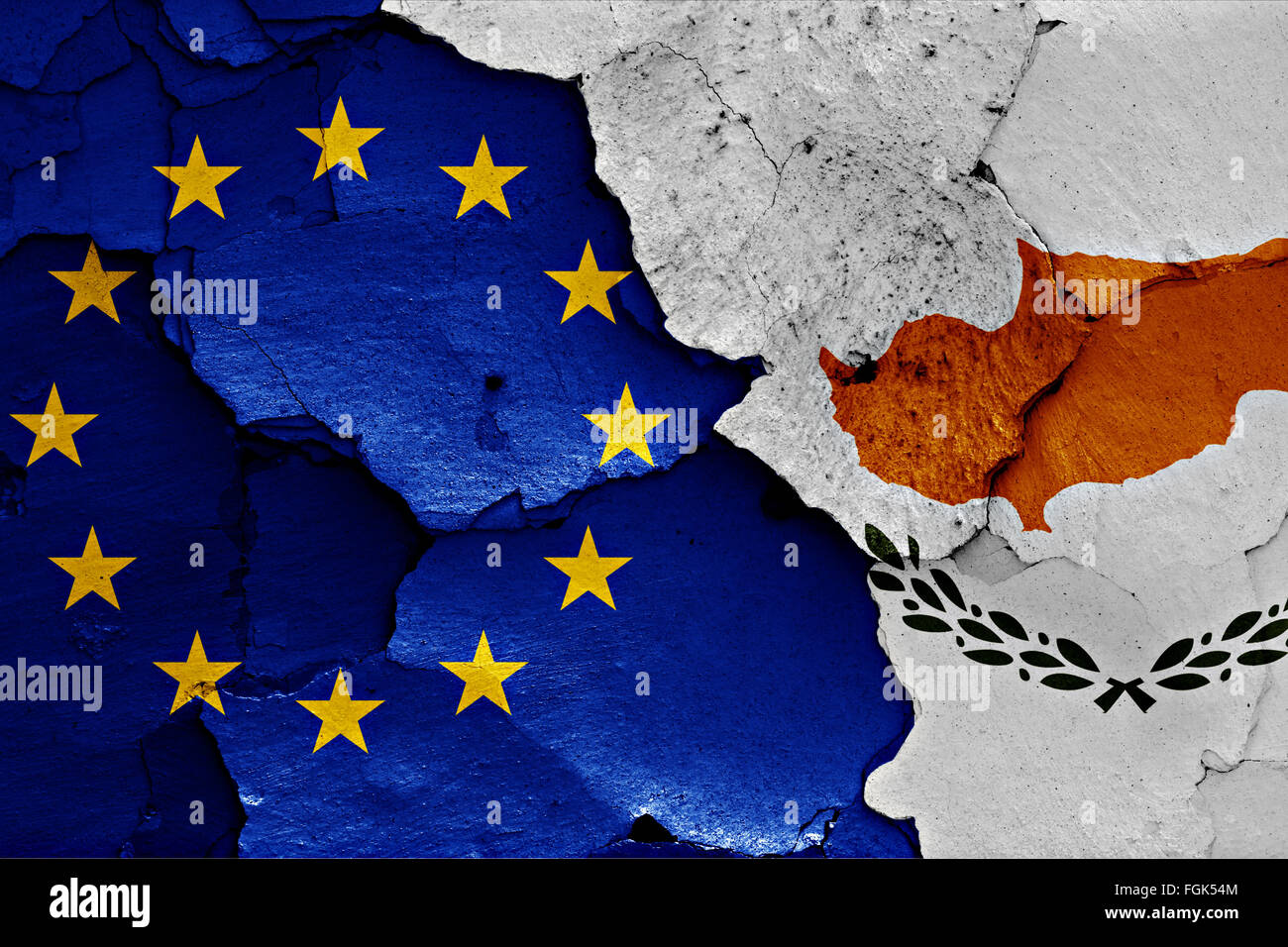 Banderas de la Unión Europea y Chipre, pintado en la pared agrietada Foto de stock