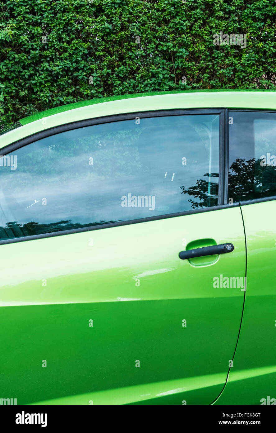 Coche de color verde fotografías e imágenes de alta resolución - Alamy