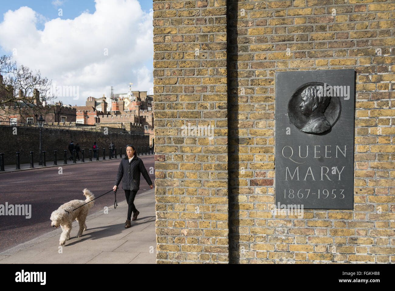 Palacio del St. James y placa de la Reina Mary (1867- 1953) en la pared exterior de la casa, Marlborough Marlborough Road, London, SW1, REINO UNIDO Foto de stock