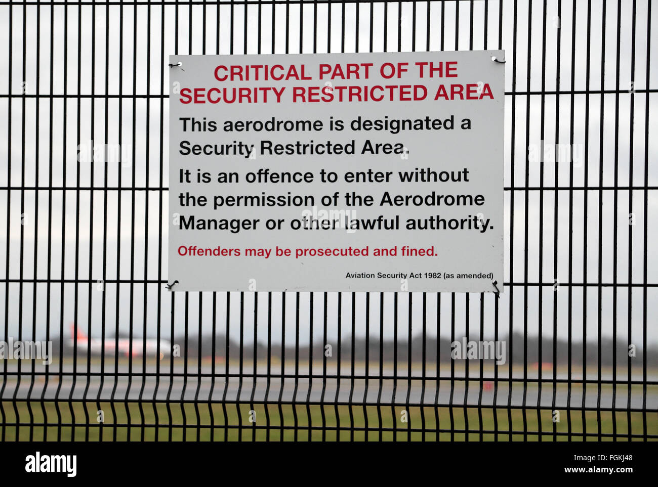 Las zonas restringidas de seguridad firmar sobre la valla entre la pista de aterrizaje visitante Park y pistas de aterrizaje en el aeropuerto de Manchester, Reino Unido. Foto de stock