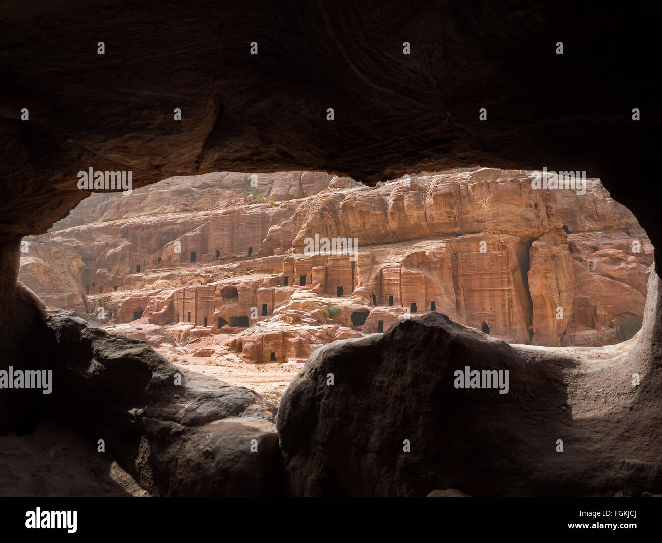 Petra montaña tumbas cortadas de las fachadas calle visto desde el interior de uno de ellos Foto de stock