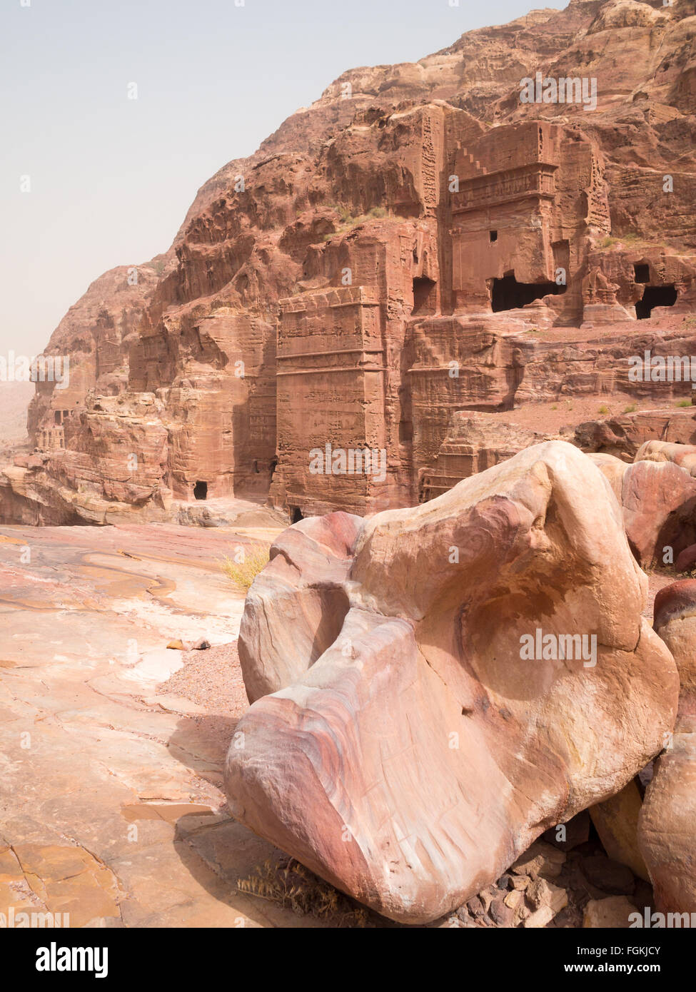 Rocas y montañas tumbas cortadas en Petra paisaje Foto de stock