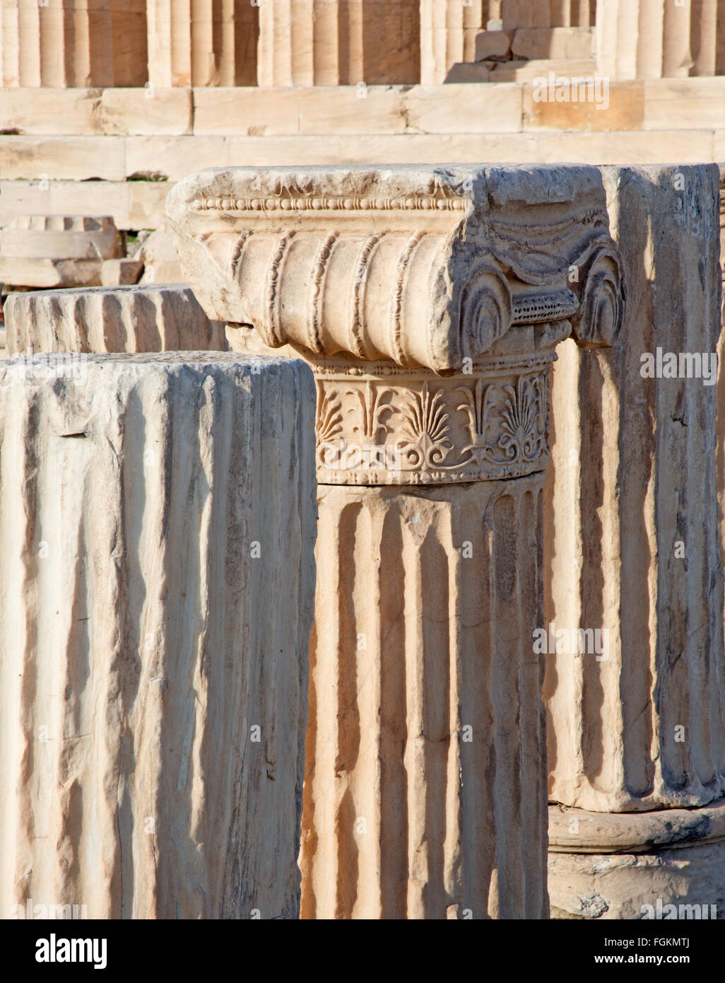 Atenas - El detalle de capitel jónico sobre la Acrópolis. Foto de stock
