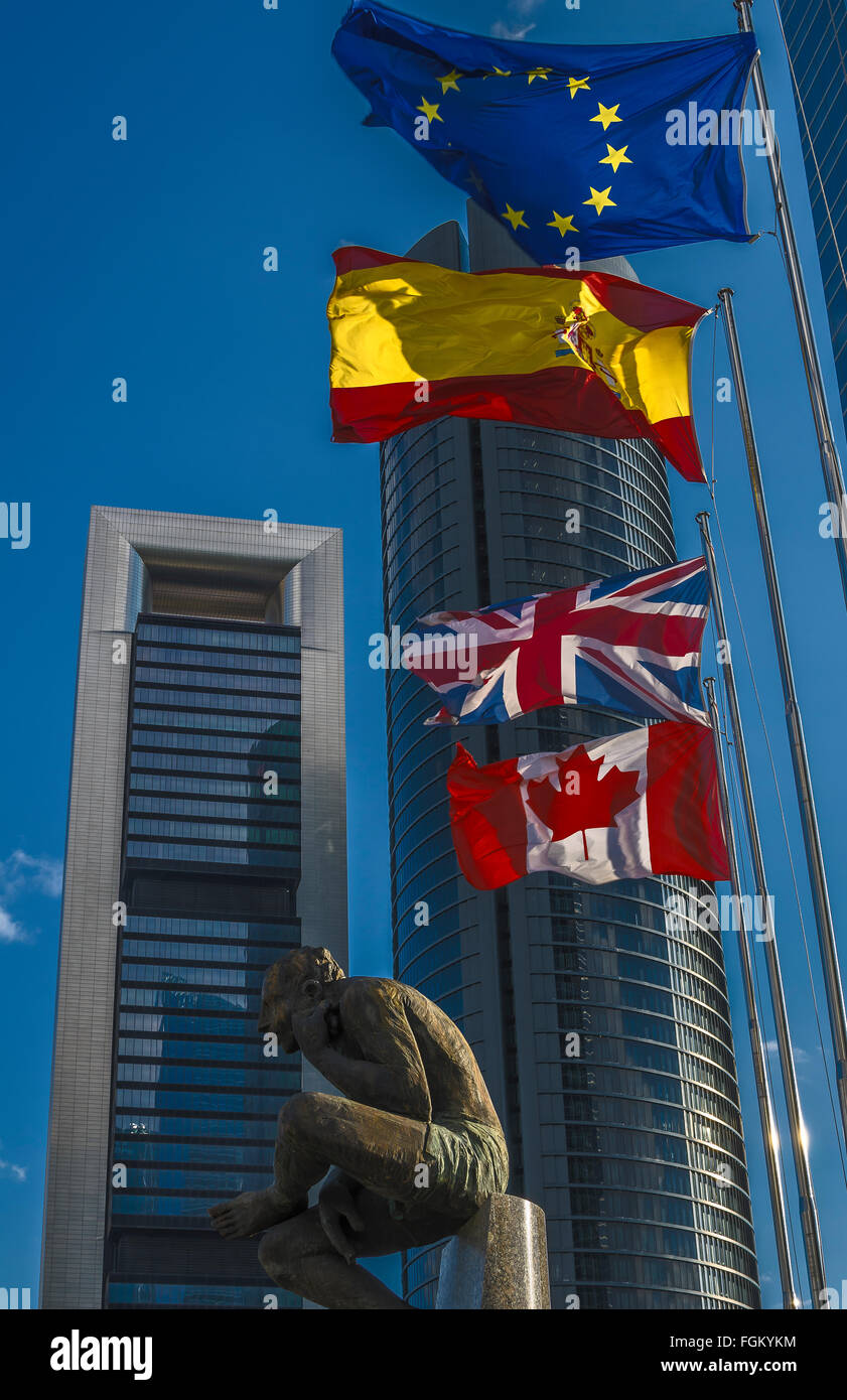 Vista de las banderas y las torres de la Castellana, la calle de la ciudad  de Madrid, España Fotografía de stock - Alamy