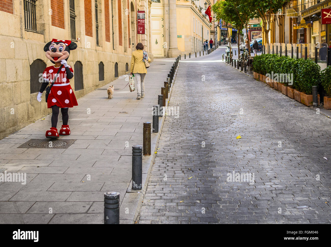 Vista de un disfraz ratón en una céntrica calle de la ciudad de Madrid, España Foto de stock