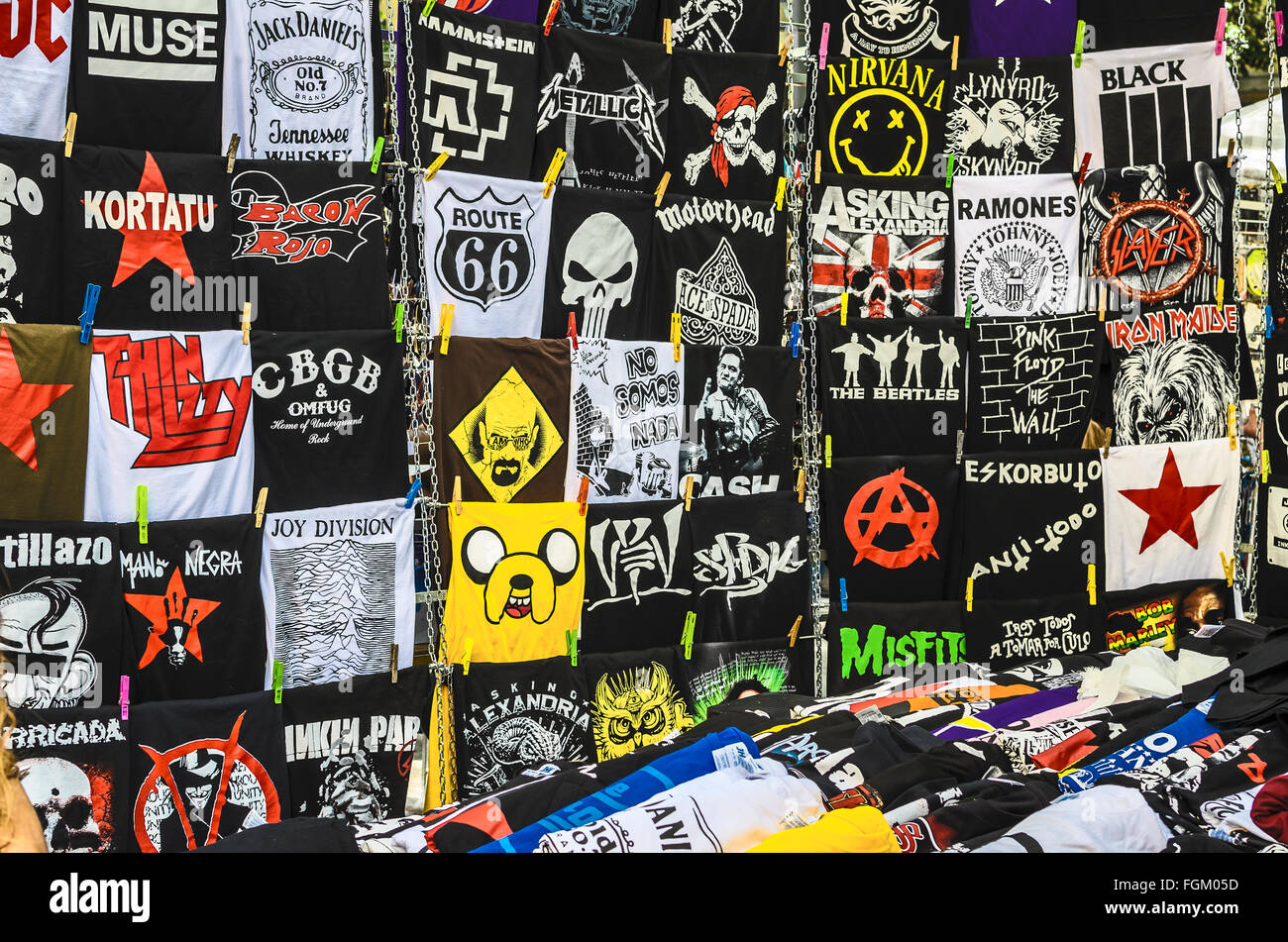 Vista de una tienda de camisetas en el Rastro, Madrid, España Fotografía de  stock - Alamy