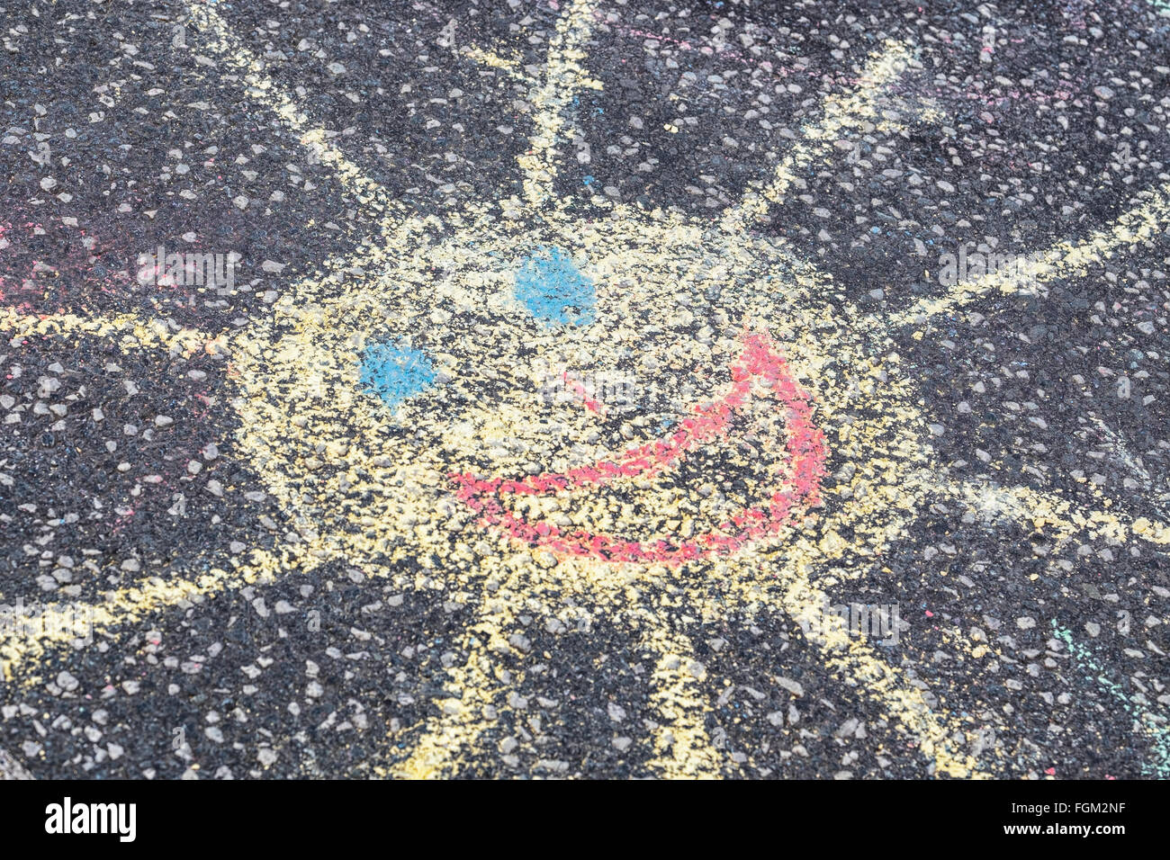 Los niños dibujo de tiza de Sun sobre asfalto Foto de stock
