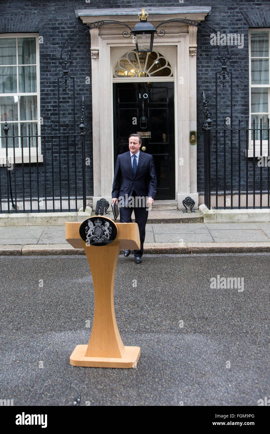 El primer ministro, David Cameron, hace una declaración en Downing Street sobre el referéndum de la UE Foto de stock