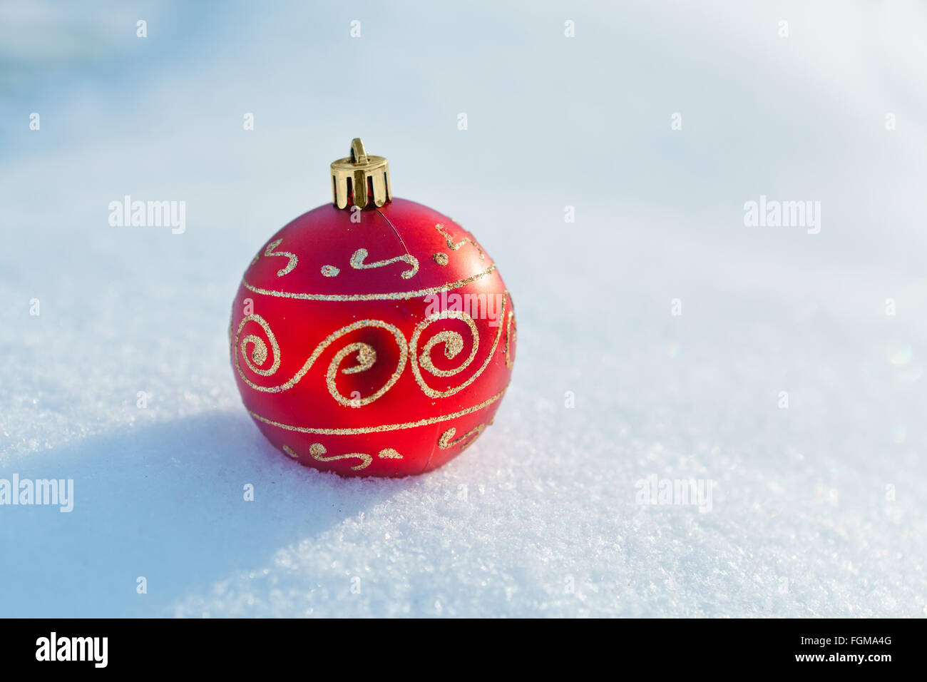 Ornamento; ball, Navidad, nieve; decoración; invierno; vacaciones; vacaciones; celebraciones; rojo; afuera; nadie; naturaleza; frío; Foto de stock