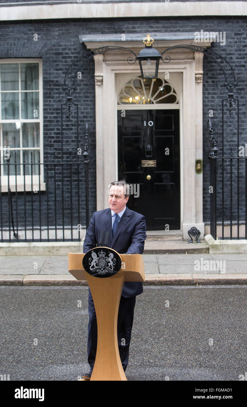 El primer ministro, David Cameron, hace una declaración en Downing Street sobre el referéndum de la UE Foto de stock
