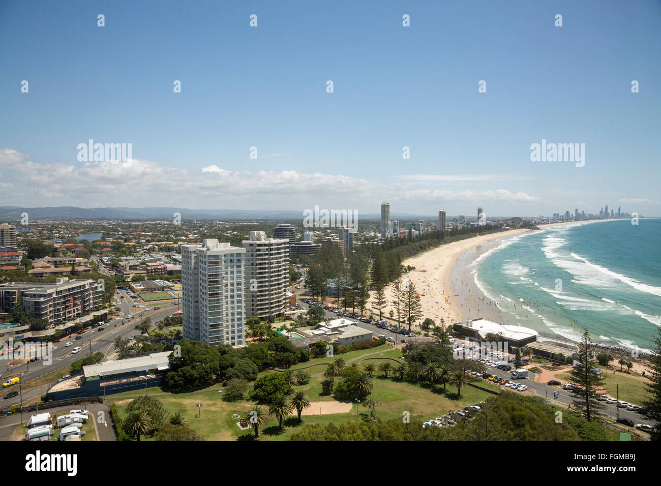 La ciudad y de la playa de Burleigh Heads en la Costa de Oro con Surfers Paradise en la distancia, Queensland, Australia Foto de stock