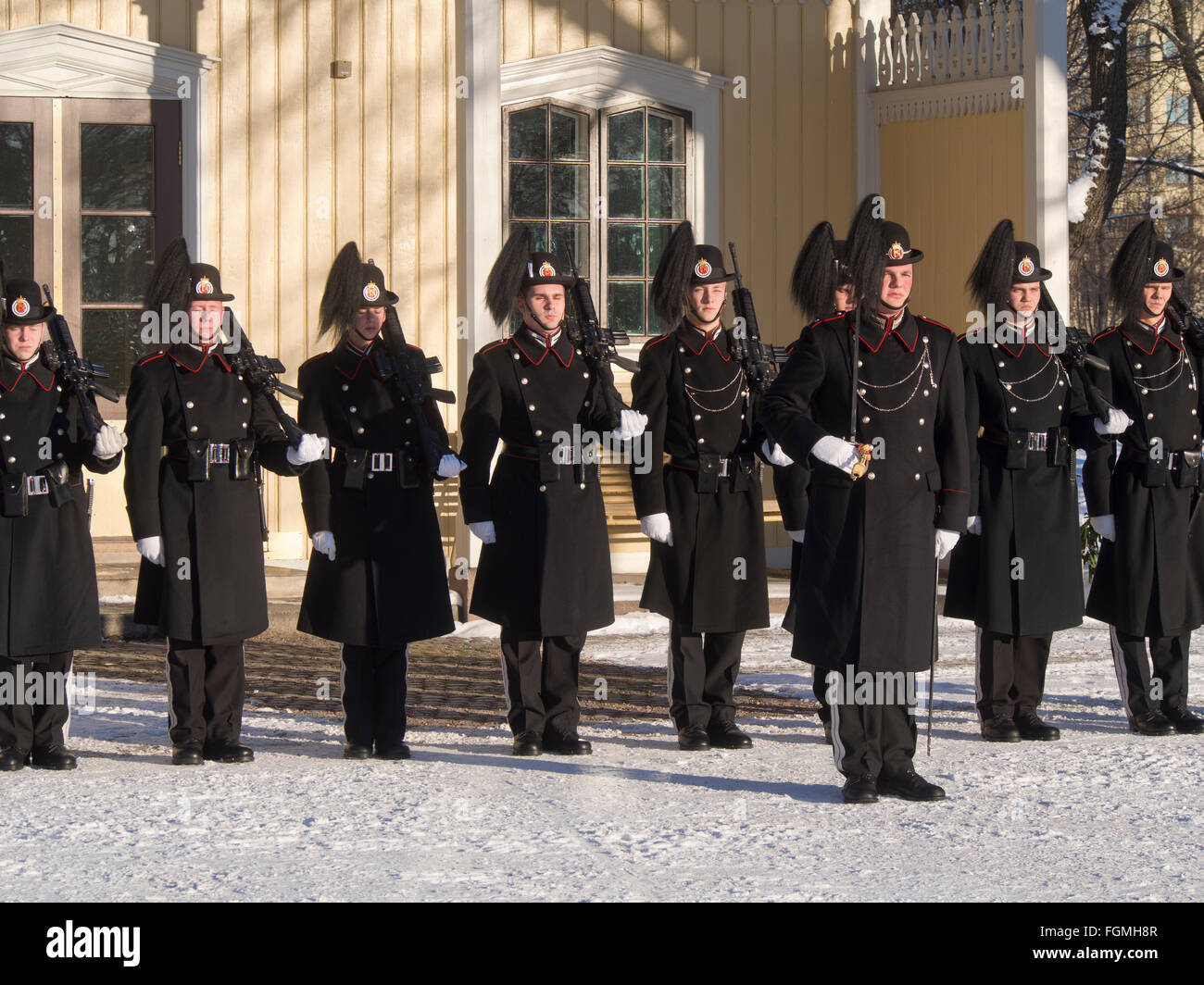 'Jardín', la Guardia Real Noruega alineadas en uniformes de invierno caliente fuera de sus cuarteles en el parque del palacio en Oslo Noruega Foto de stock
