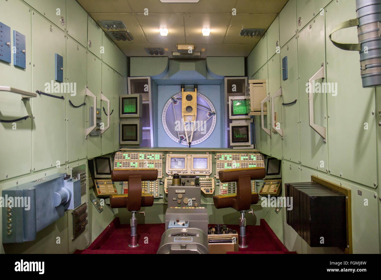 En el interior de la estación orbital MIR Foto de stock